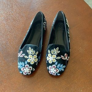 Embroidered detail flat shoes